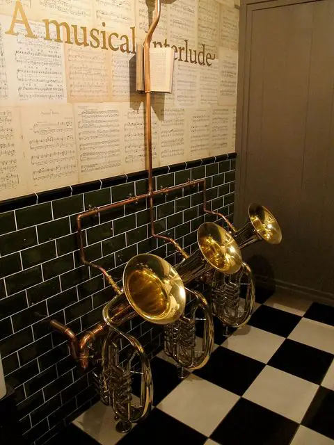 decorer instrument classique exemple instrument à vent transformé salle de bain toilettes