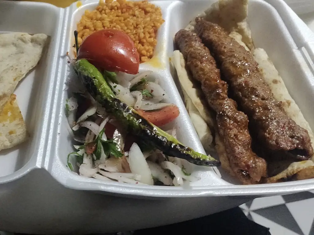 nomade repas turquie adana kebab viande mouton épicée