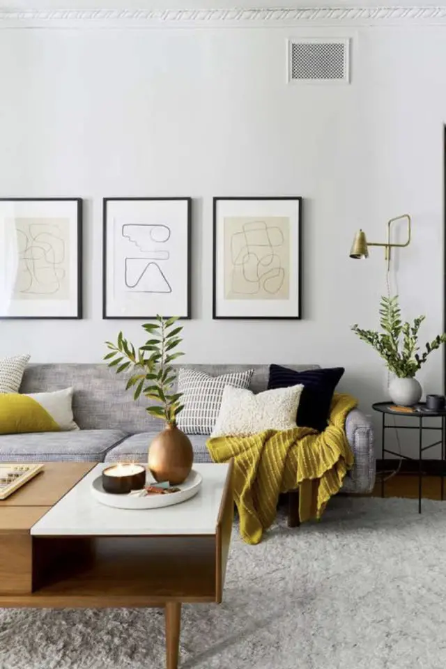 association couleur tendance et gris exemple salon moderne gris et jaune chaleureux cocooning plaid et coussin
