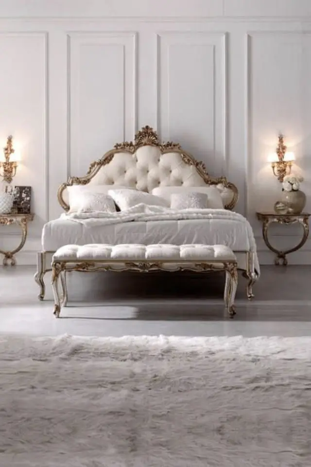 chambre classique chic claire exemple tête de lit capitonnée avec encadrement bois moulures au mur