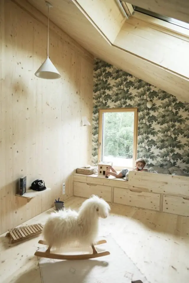 chambre enfant style nature moderne exemple bois clair papier peint vert bébé jeu