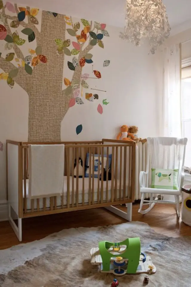 chambre enfant style nature moderne exemple bébé décor arbre près du lit à barreau