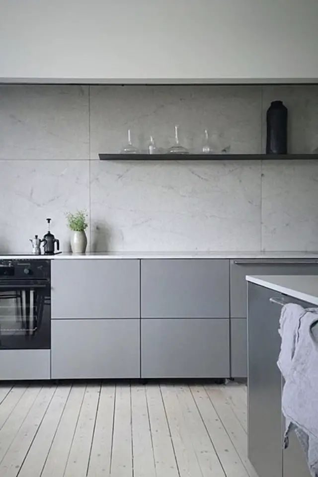 deco gris clair exemple cuisine meuble et crédence murale en marbre moderne et élégante