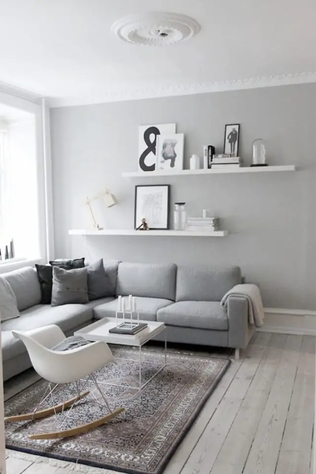deco gris clair exemple canapé angle style scandinace et décoration simple blanche