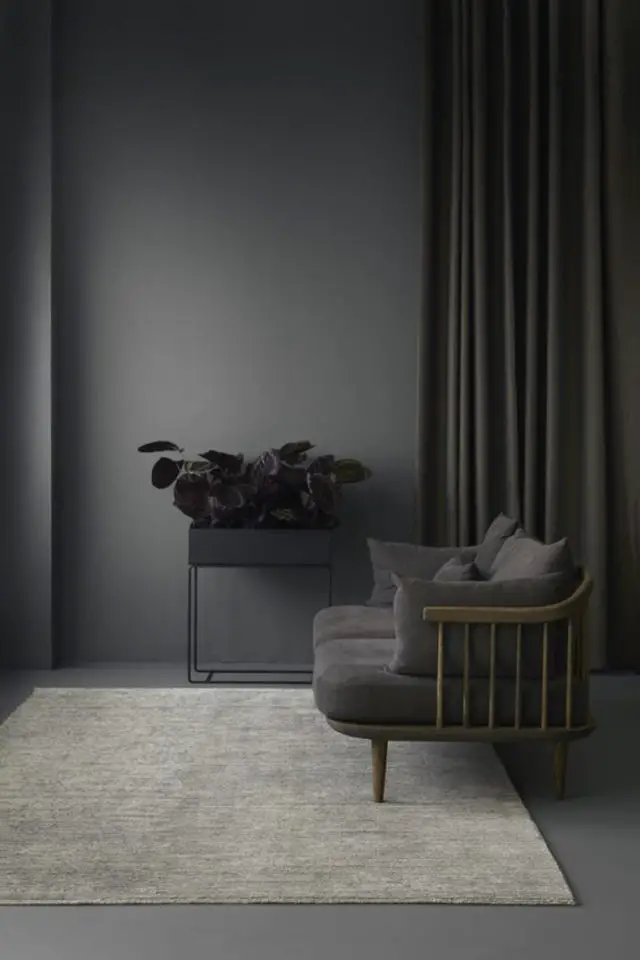 deco interieur couleur gris exemple anthracite canapé rétro bois et rideaux foncés 