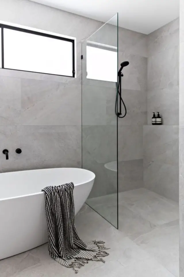 deco interieur couleur gris exemple carrelage salle de bain mur et sol douche et baignoire moderne