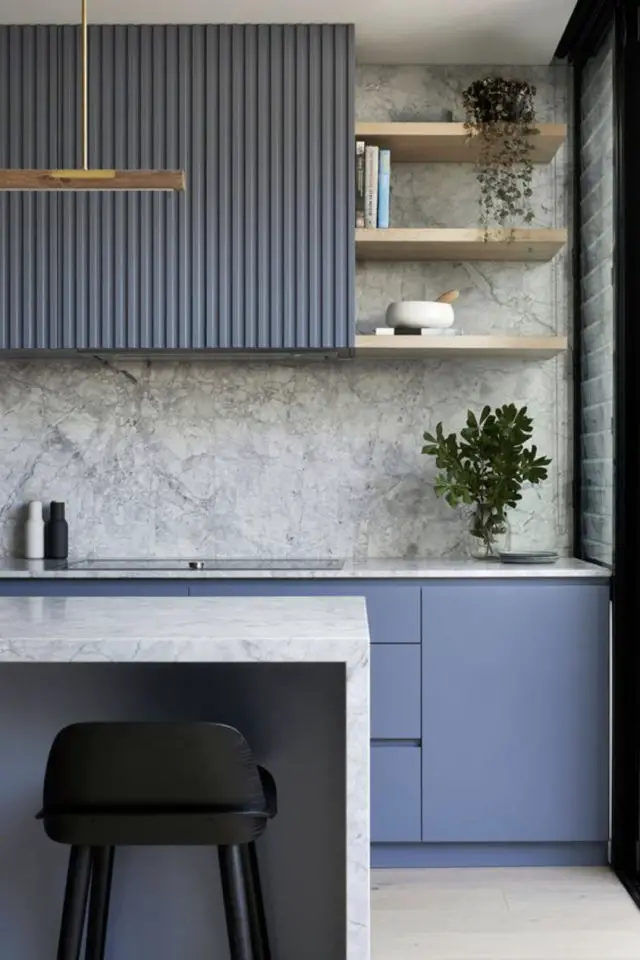 deco interieur couleur gris exemple cuisine moderne bleu et crédence en marbre gris-blanc