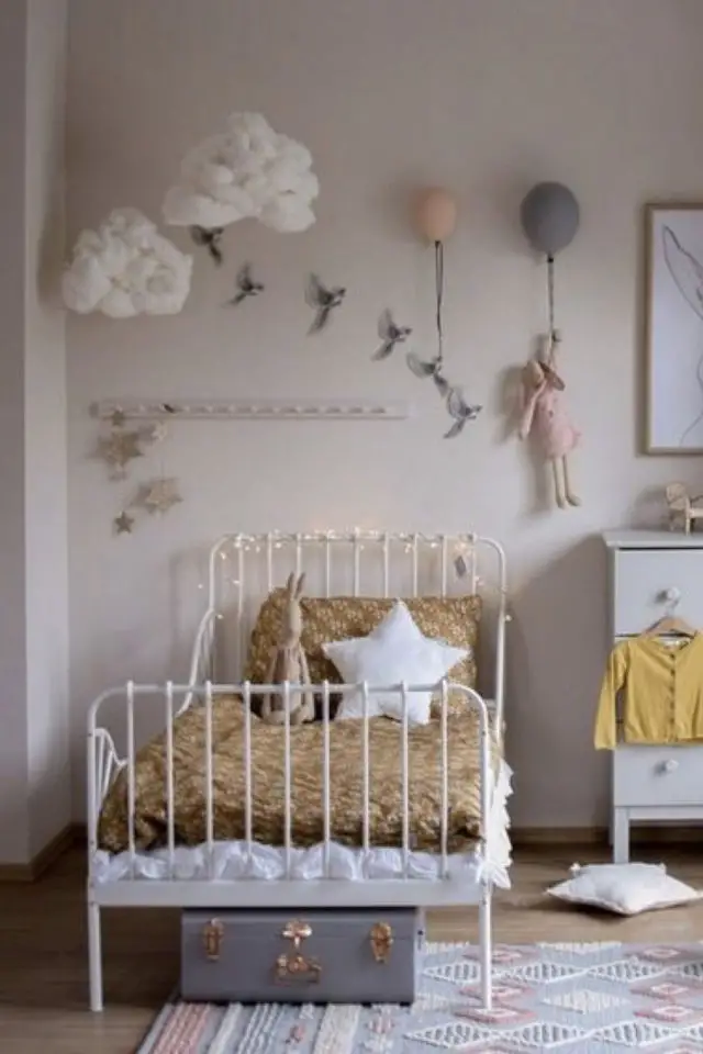 decoration chambre enfant lit metal exemple ambiance poétique et douce déco nuage etoile 