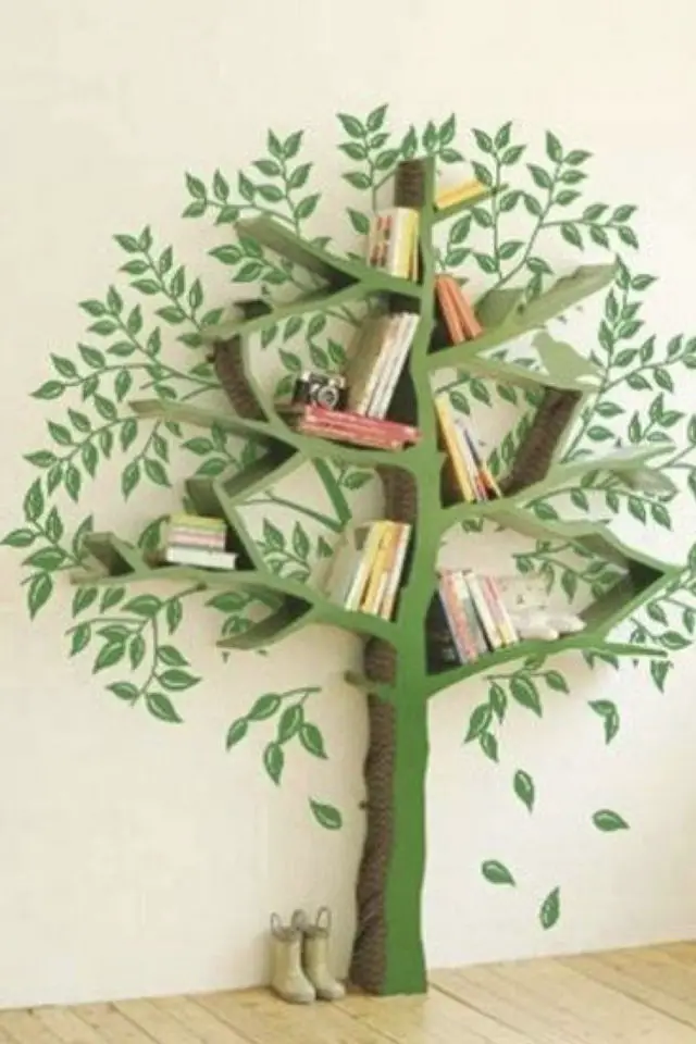 decoration chambre enfant nature exemple étagère bibliothèque ludique en forme d'arbre