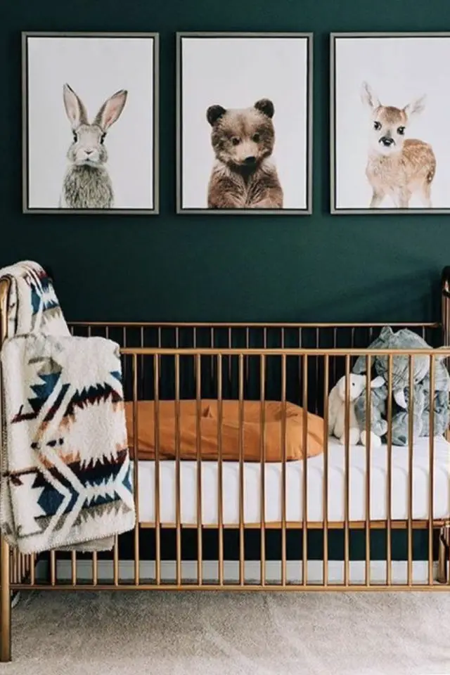 decoration chambre enfant bébé nature exemple mur vert, berceau bois et affiches animaux