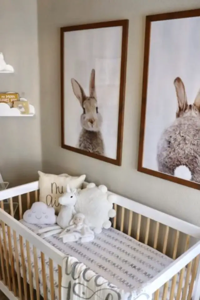 decoration chambre enfant nature exemple berceau bois peinture beige poster lapin