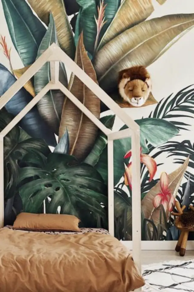 decoration chambre enfant nature exemple jungle tropicale décor papier peint lit cabane et trophée lion