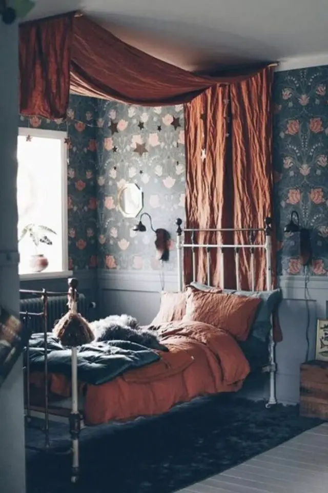 lit metal vintage deco chambre ado exemple papier peint fleuri baldaquin terracotta ambiance classique chic