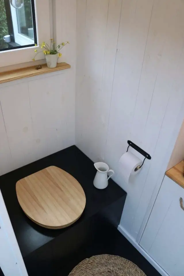 maison durable solution toilettes coffre decoration noir