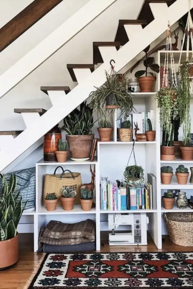 où gagner place chez soi aménagement sous escaliers décoration plantes et étagères
