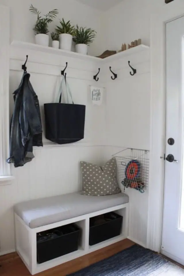 petite entree meuble a chaussure exemple petit espace lumineux blanc et banc banquette gain de place