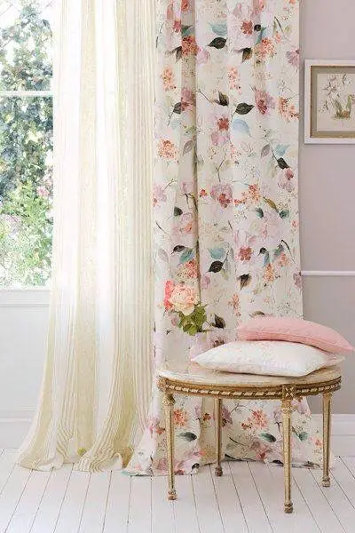 rideaux a motif fleur blanc rose vert poétique et lumineux