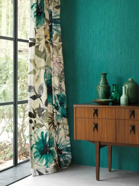 rideaux a motif vegetal tropical sur mur vert meuble bois mid century