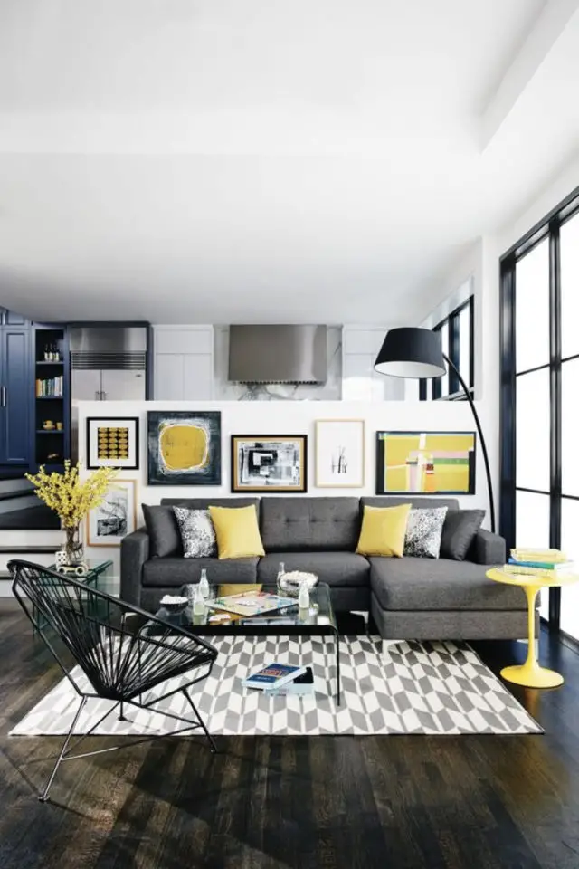 salon deco gris et jaune 2021 ambiance moderne détail coloré
