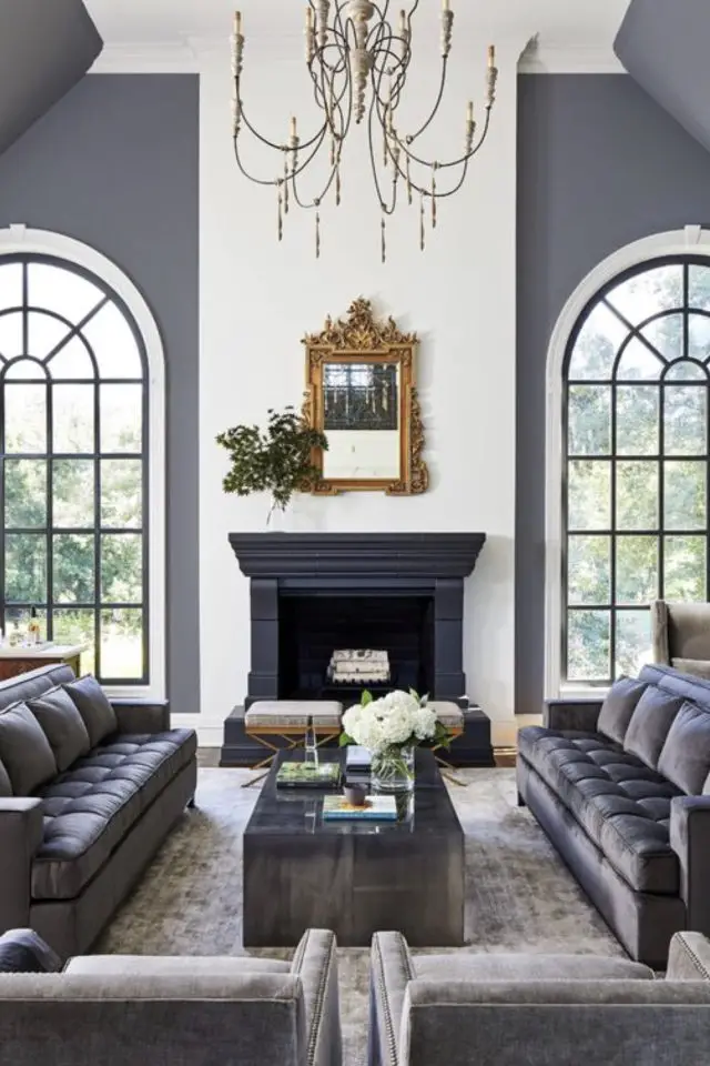 salon gris style classique chic grande fenêtre ovale cheminée canapé couleurs gris