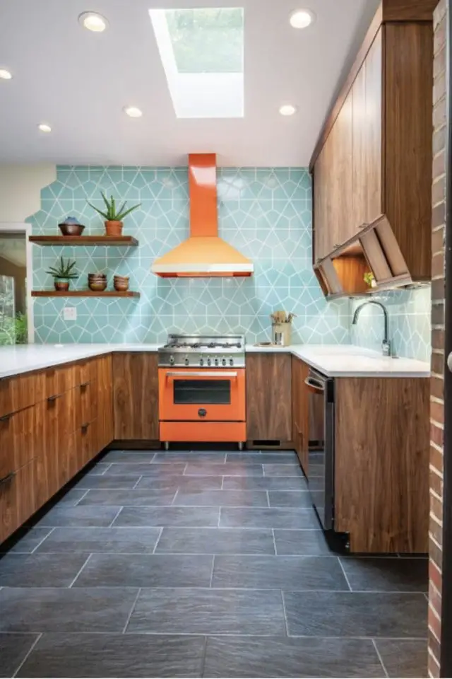 style mid century decoration couleur cuisine mobilier bois carrelage bleu hotte et gazinière orange