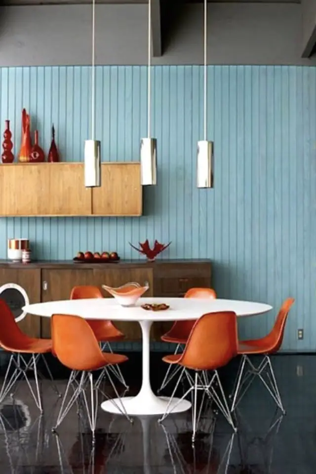 style mid century decoration couleur orange et bleu bois séjour cuisine salle à manger table ronde style rétro vintage