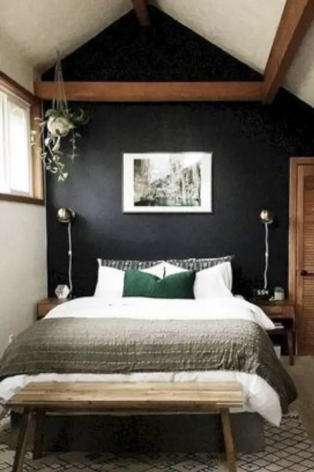 chambre combles moderne couleur exemple mur noir bois foncé cadre photo noir et blanc ambiance masculine