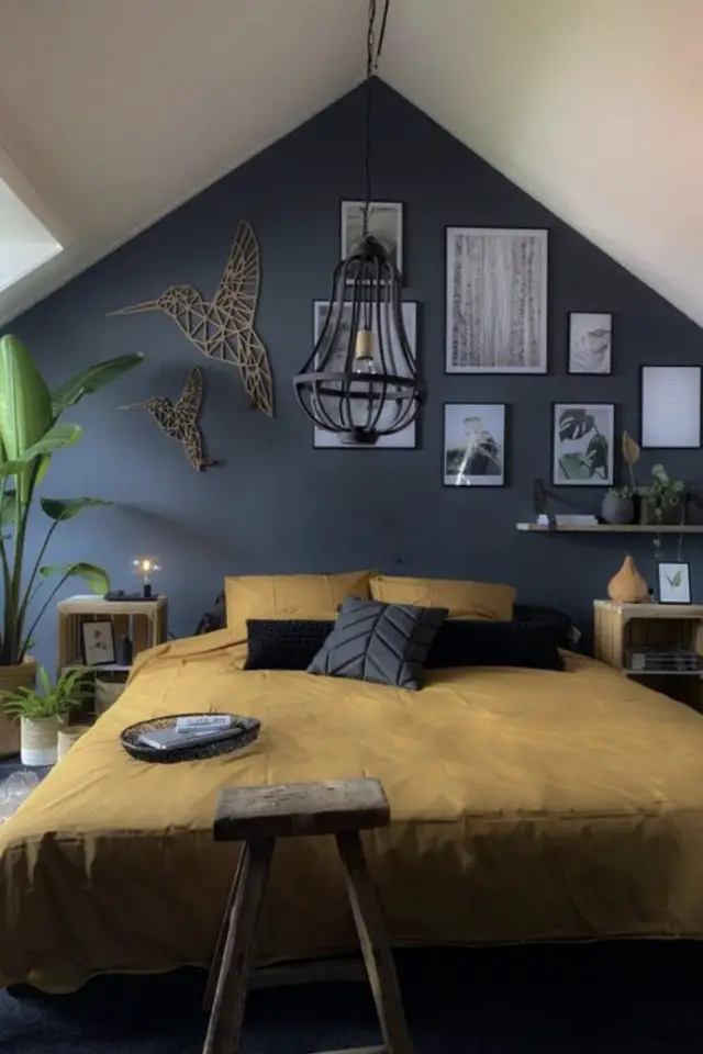 chambre combles moderne couleur exemple couleur bleue contraste linge de lit ocre jaune moutarde