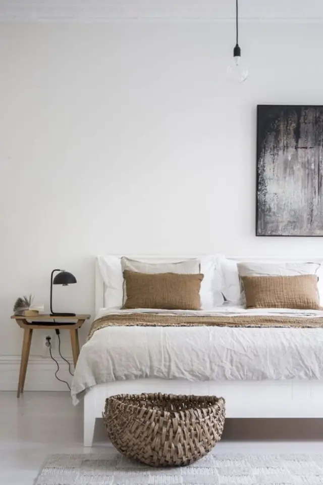 chambre deco minimaliste exemple murs blancs pointe de couleur marron camel bois petite table de chevet guéridon tabouret lampe noir 