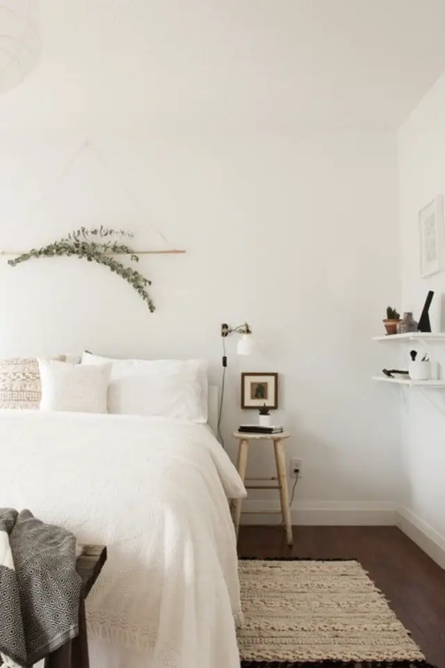 chambre deco minimaliste exemple peinture et parure de lit blanc petite décoration murale plante tabouret étagère discrete