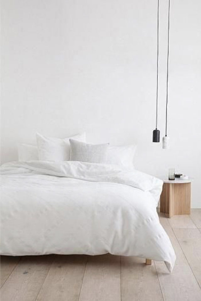 chambre deco minimaliste exemple épurée blanc avec touche de bois table de nuit cube bois brut + luminaires suspendu