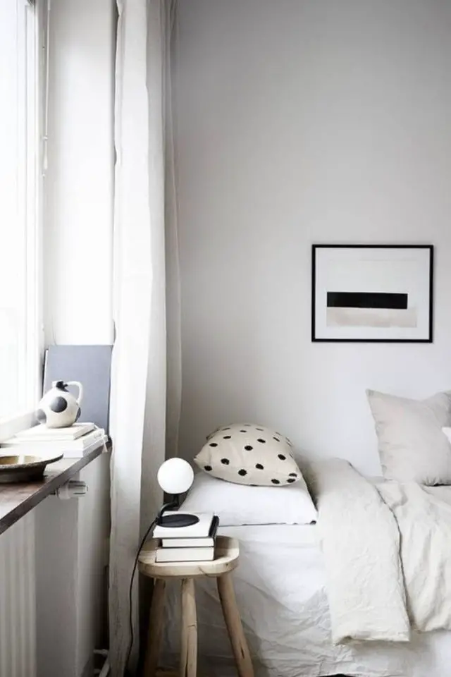 chambre deco minimaliste exemple petite chambre lit contre mur blanc craie calcaire linge de lit lin naturel