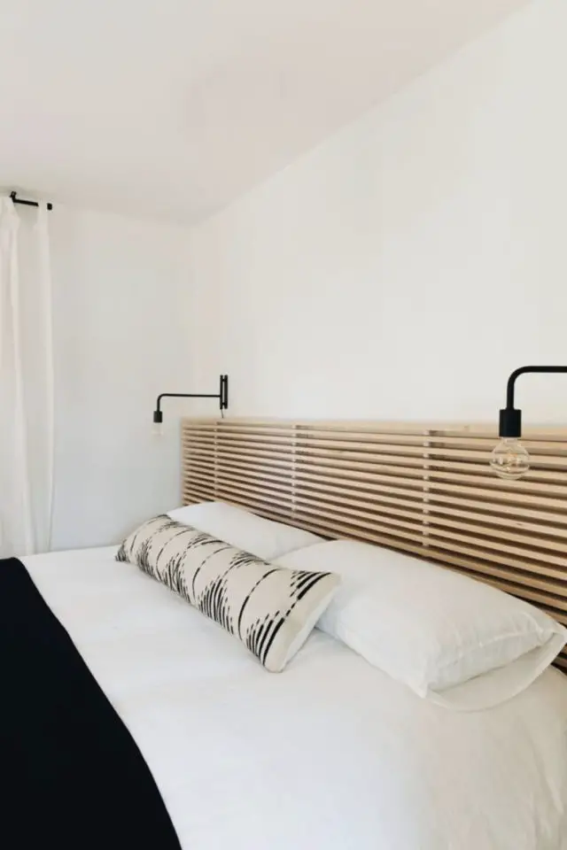 chambre deco minimaliste exemple tête de lit tasseaux de bois applique murale lampe de chevet