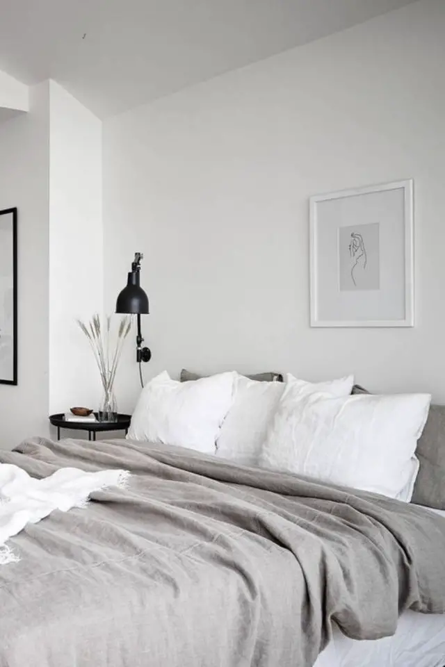 chambre deco minimaliste exemple peinture blanche linge de lit gris et blanc naturel lampe de chevet noir contraste