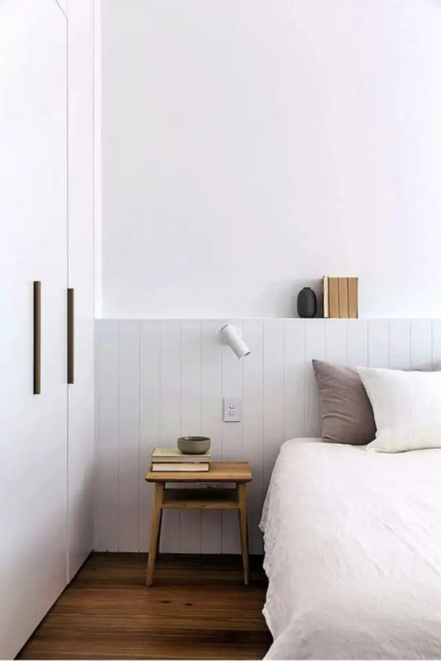chambre deco minimaliste exemple caisson tête de lit lambris bois peint en blanc