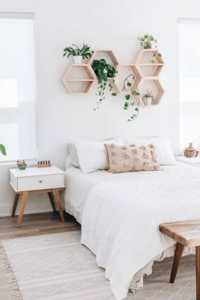 chambre lumineuse couleur exemple mur blanc linge de lit blanc étagères originales en bois ambiance nature zen