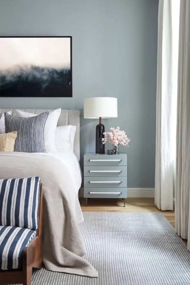 chambre lumineuse couleur exemple peinture bleue moderne linge de lit blanc et gris calme et reposant
