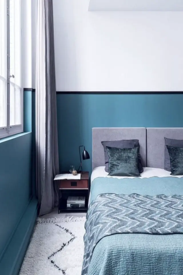 chambre lumineuse couleur exemple soubassement peinture bleu liseré bleu nuit décor moderne et clair