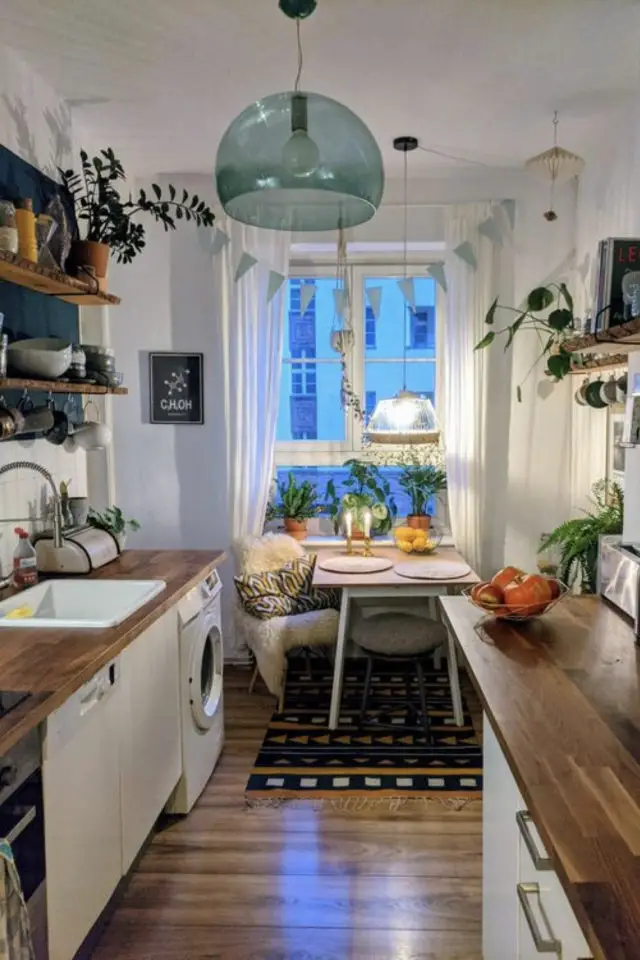 coin repas petite cuisine style vintage petite table moderne plateau bois et pitement blanc bout de cuisine proximité fenêtre