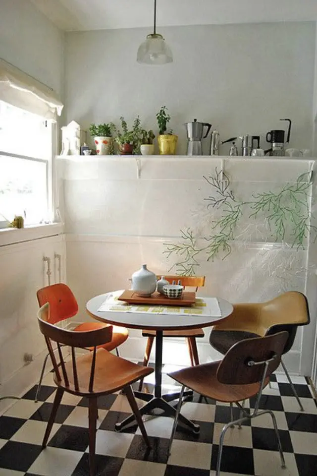 coin repas petite cuisine style vintage table ronde et chaises dépareillées vintage