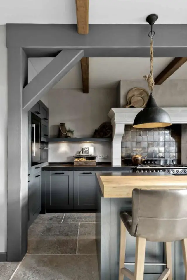 cuisine classique chic couleur exemple gris médium neutre peinture poutre et façade de meuble