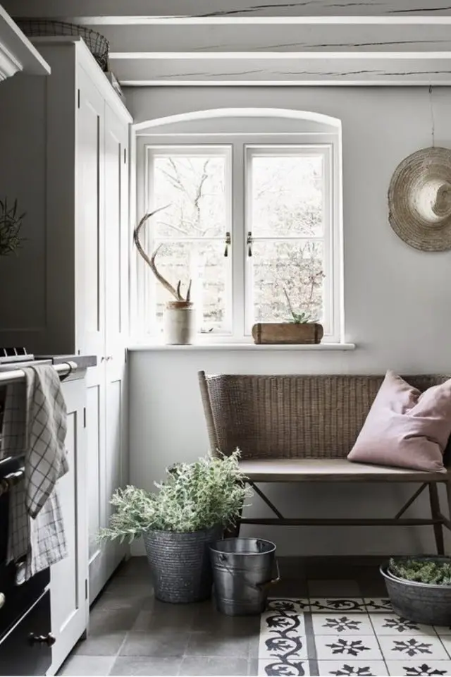 cuisine style classique chic exemple carreaux de ciment au sol fenêtre et banc en bois