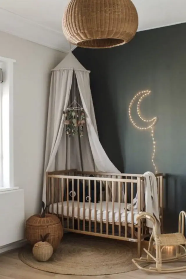 deco chambre enfant ciel de lit exemple lit bébé en bois murs peinture gris foncé ciel de lit beige grisé clair ambiance neutre et douce