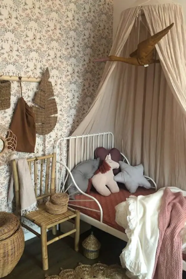 deco chambre enfant ciel de lit exemple papier peint floral nature classique beige lit métal vintage ambiance chambre fille tendance 