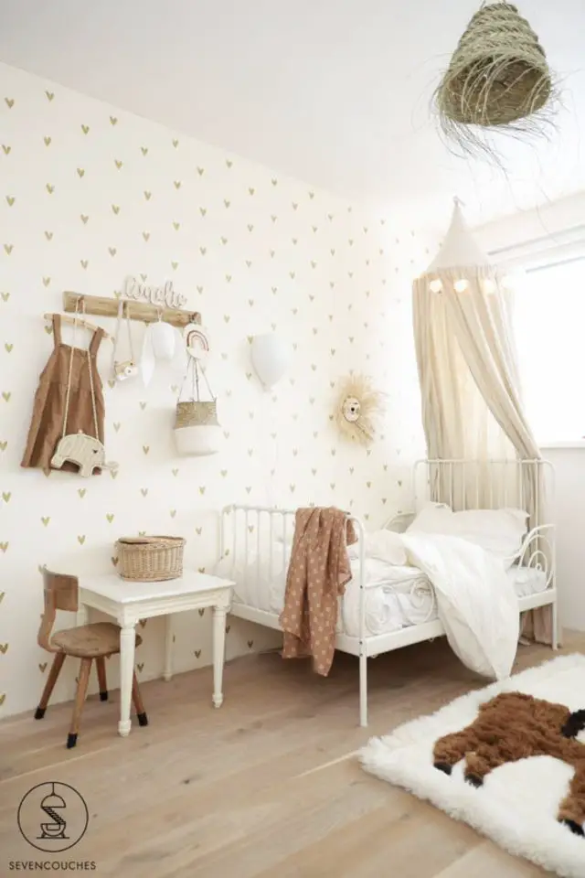 deco chambre enfant ciel de lit exemple blanc lumineux tendance beige bois 