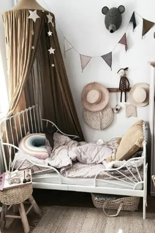 deco chambre enfant ciel de lit exemple petite chambre fille lit métal blanc décoration simple