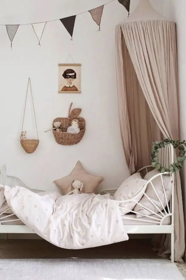 deco chambre enfant ciel de lit exemple blanc et rose décoration murale simple ambiance reposante et petite fille