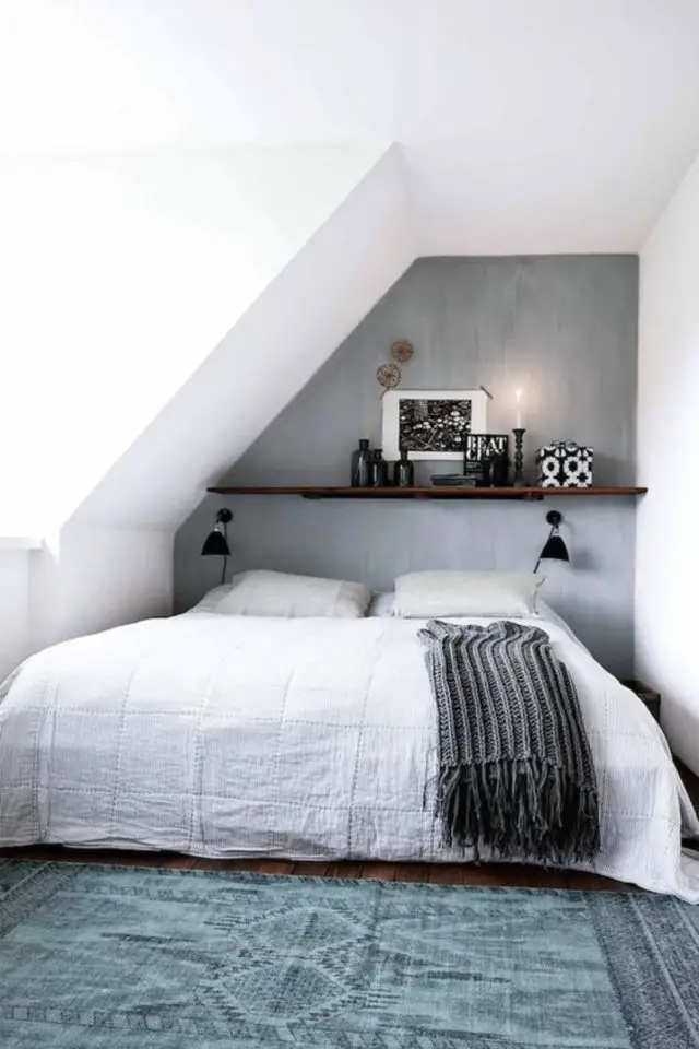 deco moderne chambre mansarde exemple mur beton ciré gris petit espace tete de lit niche