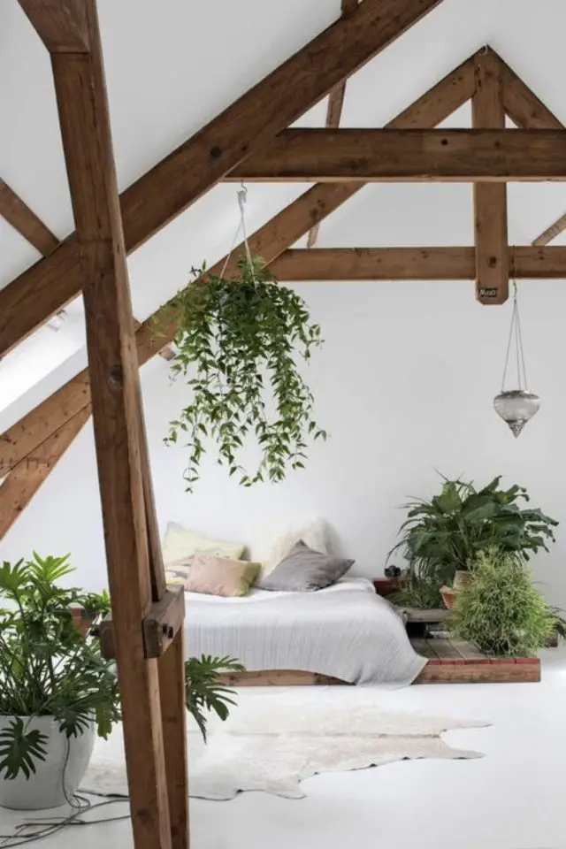 deco moderne chambre mansarde exemple plante charpente lit au sol murs blancs