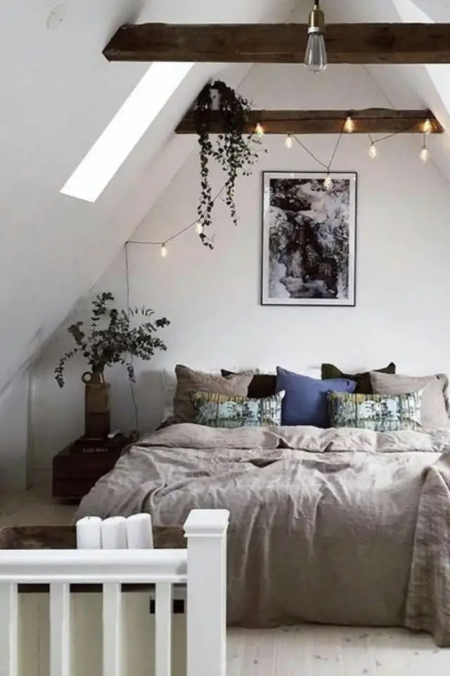 deco moderne chambre mansarde exemple linge de lit parure unie naturelle plantes